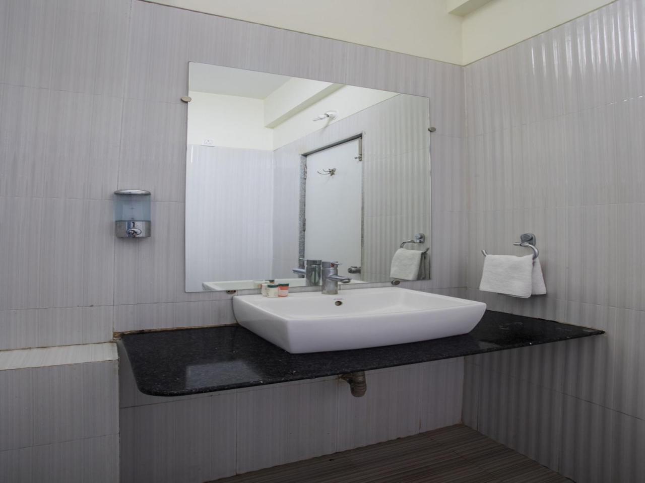 Capital O 1546 The Sensation Hotel Indore Zewnętrze zdjęcie